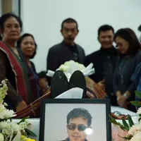 Menurut rencana, setelah keluarga kumpul, jenazah akan dimakamkan pada Sabtu (27/8) di Tempat Pemakaman Umum Kampung Kandang, Jakarta Selatan. (Deki Prayoga/Bintang.com)