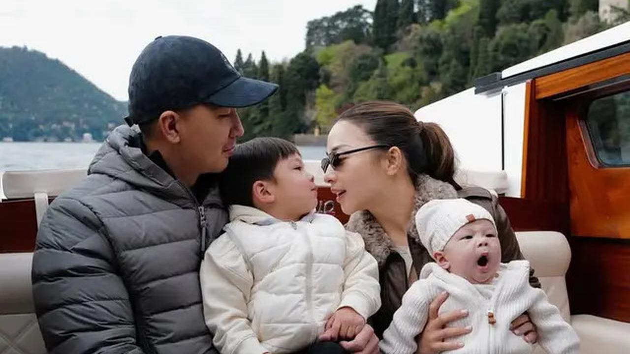 6 Gaya Old Money Nikita Willy Rayakan Ulang Tahun Putranya Issa ke-3 Naik Perahu di Danau Italia