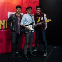 Giovanni Rahmadeva selaku drummer Polka Wars, Rizal Taufikkurrohman selaku gitaris The Panturas, dan Lembu Wiworojati selaku Associate Vice President of Creative Marketing dalam press conference BukaMusik Connectified Tour. (Bukalapak)