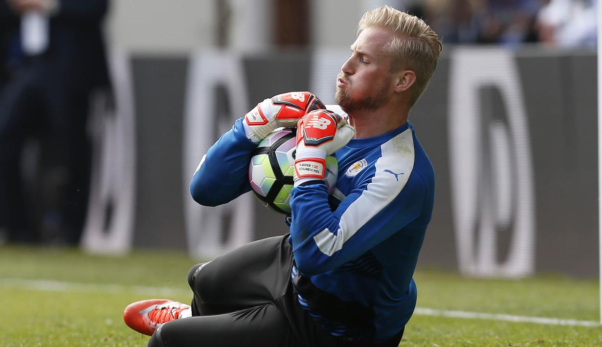 Kiper Leicester City, Kasper Schmeichel, menangkap bola saat pertandingan melawan Tottenham Hotspur di White Hart Lane, London, (15/05/2017). K Schmeichel disiapkan untuk menjadi pengganti De Gea jika pindah ke Real Madrid. (AFP/Ian Kington)