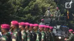 Menko Polhukam Mohammad Mahfud MD (kiri atas) didampingi Komandan Korps Marinir (Dankormar) Mayor Jenderal TNI (Mar) Suhartono (kanan atas) menaiki kendaraan tempur Marinir jenis LVT 7 saat kunjungan kerja ke Mako Korps Marinir, Cilandak, Jakarta, Rabu (29/7/2020). (merdeka.com/Imam Buhori)