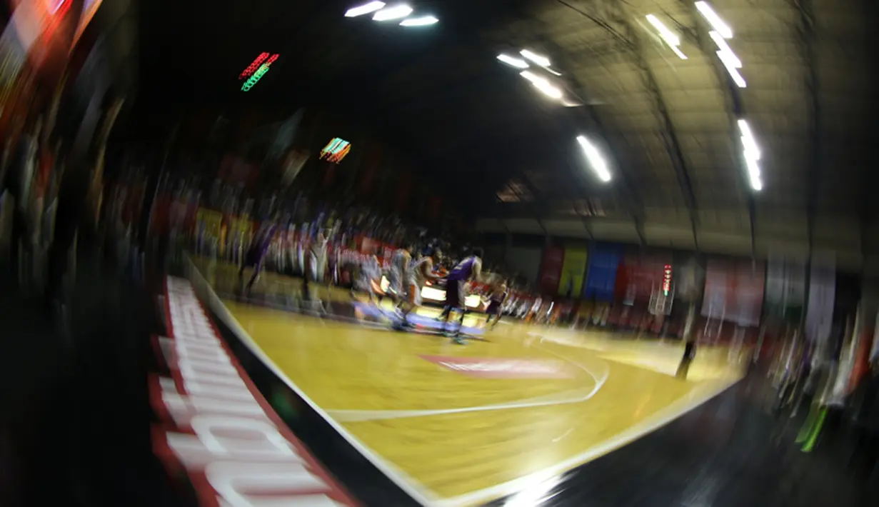 Suasana pertandingan Pelita Jaya melawan CLS Knights. (bola.com/Arief Bagus)