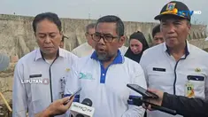 Di tengah fenomena pasang air laut akibat supermoon, tanggul di Pelabuhan Nizam Zachman, Penjaringan, Jakarta Utara, justru jebol. Imbasnya, ruas jalan di pelabuhan terendam banjir.