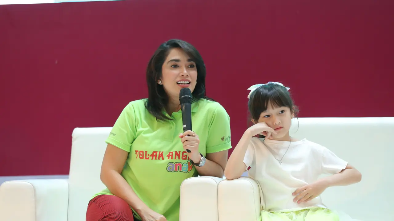 Ussy  Sulistiawaty di talkshow Fimela Fest 2019 bersama Tolak Angin