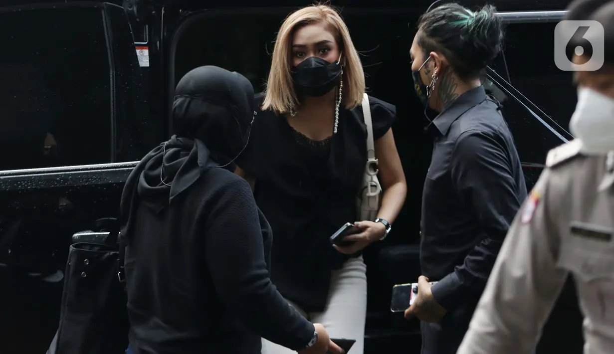 Pedangdut, Citra Rahayu atau Cita Citata saat tiba di gedung KPK untuk menjalani pemeriksaan penyidik KPK, Jakarta, Jumat (26/3/2021). Cita Citata dipanggil KPK sebagai saksi untuk tersangka Pejabat Pembuat Komitmen (PPK) di Kemensos, Matheus Joko Santoso (Liputan6.com/Helmi Fithriansyah)