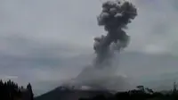 Gunung Sinabung di Tanah Karo, kembali erupsi, hingga potongan pajak pada pencairan dana BPJS menuai kontroversi.
