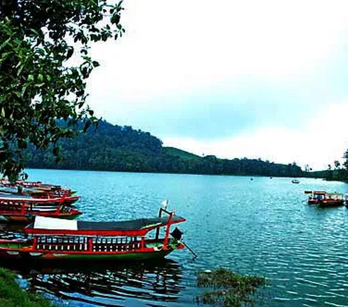Sementgara untuk mengunjungi Situ Patenggang, Anda perlu menyiapkan Rp25 ribu untuk tiket masuk dan Rp100 ribu untuk tiket terusan ke mendapat akses ke Glamping Lakeside dan Kawah Rengganis.