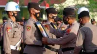 Wakapolda Kalimantan Utara memecat tiga personel polisi karena melakukan pelanggaran berat. Pemecatan dilakukan secara in absensia, karena ke-3 anggota polisi yang dipecat tidak hadir.