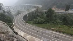 Para pebalap sedang melewati Kelok 9 dalam Etape 5 Tour de Singkarak 2015 antara Lembah Harau-Kota Payakumbuh, Rabu (7/10/2015). (Bola.com/Arief Bagus)