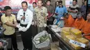 Kepala BNN Budi Waseso menunjukkan barang bukti sabu saat rilis kasus narkoba di Gedung BNN, Jakarta, Selasa (20/9). BNN berhasil menggagalkan penyelundupan narkoba jenis sabu dengan modus menyimpan di dalam buah pisang. (Liputan6.com/Yoppy Renato)