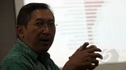 Kepala Bidang Penyelesaian Laporan Ombudsman, Budi Santoso menjelaskan temuan pelanggaran saat penyelengaraan UN 2015 dari hasil pemantauan saat UN di tingkat SMP dan SMA di 33 Provinsi, Jakarta, Kamis (21/5/2015). (Liputan6.com/Yoppy Renato)