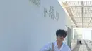 Di lain kesempatan, gaya kasual jadi pilihan sempurna. Ia kenakan kemeja putih dan celana pendek denim. [Foto: Instagram @songgeonhee]