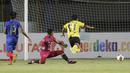 Gelandang Barito Putera, Alief Jaelani (kanan) saat mencetak gol pertama timya ke gawang Arema FC dalam laga matchday ke-2 Grup A Piala Menpora 2021 di Stadion Manahan, Solo, Kamis (25/3/2021). Barito Putera sementara unggul 2-0 atas Arema FC di babak pertama. (Bola.com/Arief Bagus)