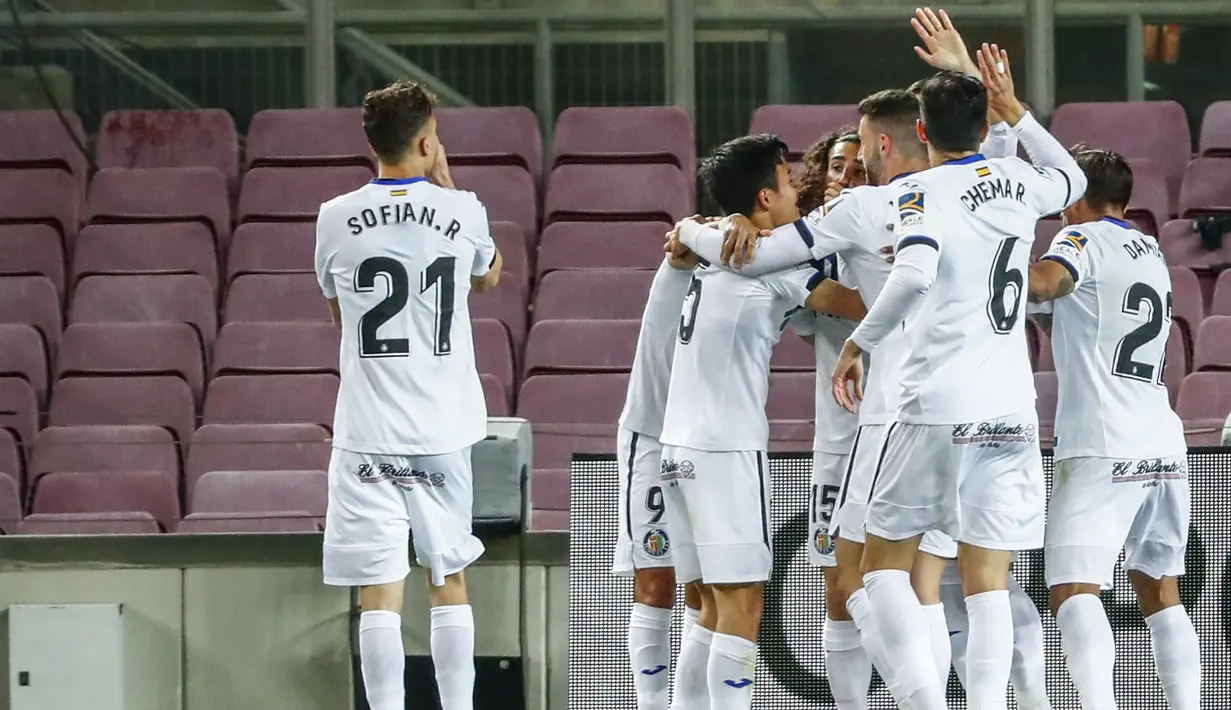 Para Pemain Getafe merayakan gol pertama mereka ke gawang Barcelona pada pertandingan lanjutan La Liga Spanyol di di stadion Camp Nou di Barcelona, Spanyol, Jumat (23/4/2021). Barcelona menang telak atas Getafe 5-2. (AP Photo/Joan Monfort)