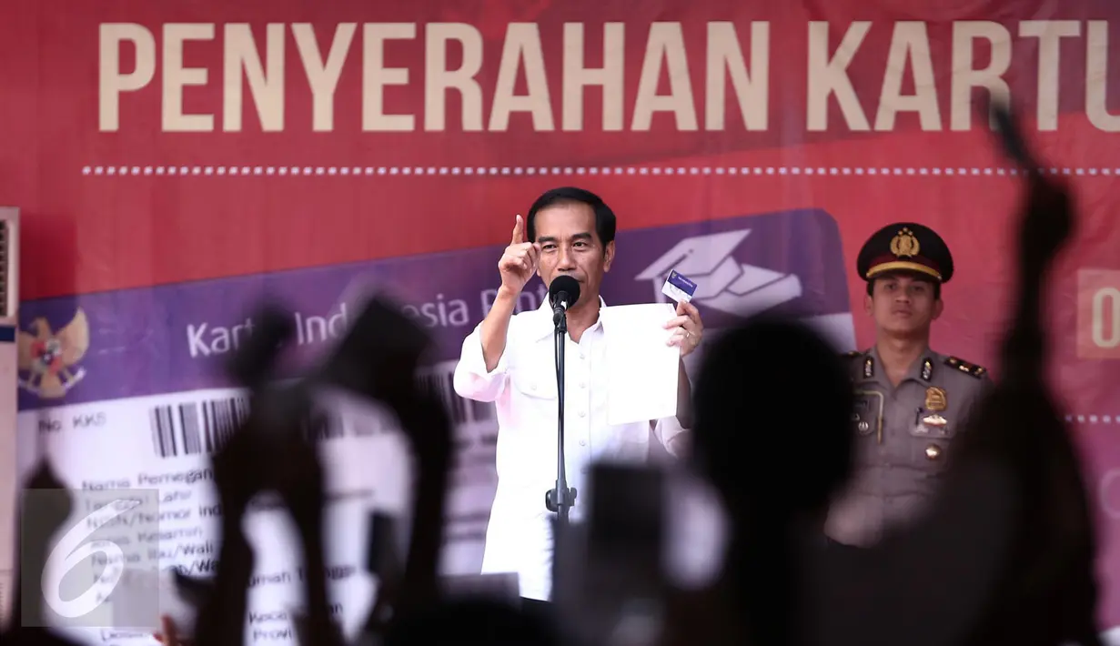 Presiden Joko Widodo (Jokowi) memberikan pertanyaan kepada siswa yang hadir usai membagikan Kartu Indonesia Pintar di SMPN 2, Ambon, Maluku, (8/2). (Liputan6.com/Faizal Fanani)