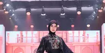 Paula Verhoeven tampil memikat dalam balutan dress hitam yang jatuh sleek mengikuti siluet tubuh. Detail motif bold dan selendang sheer memberi kesan teatrikal sekaligus mempertegas karakter koleksi yang bold. [Dok/Shi by Shireen & Zaskia Sungkar].