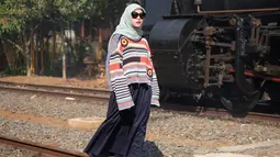 Lewat akun Instagram pribadinya, Zaskia Adya Mecca juga kerap mengunggah OOTD-nya. Karena ketertarikan di dunia mode busana, Zaskia melebarkan sayap dengan membuka usaha lini busana bertajuk Meccanism. Zaskia juga punya cabang usaha lain yang tak kalah larisnya. (Liputan6.com/IG/@zaskiadyamecca)