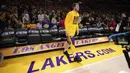 Pemain Los Angeles Lakers, Luka Doncic bersiap dalam laga lajutan NBA melawan Utah Jazz di Crypto.com Arena, Los Angeles, California pada Selasa (11/02/2025) WIB. (AP Photo/Mark J. Terrill)