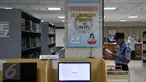Petugas membaca buku di perpustakaan DPR, kompleks Parlemen Senayan, Jakarta, Jumat (01/04). Rencananya, pimpinan DPR RI akan membangun gedung perpustakaan mewah di Komplek Parlemen Senayan, dengan anggaran Rp 570 miliar. (Liputan6.com/Johan Tallo)