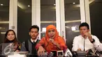 Menteri Sosial Khofifah Indar Parawansa (kedua kanan) memberikan keterangan mengenai 99 anak laki-laki yang dijual AR (41) ke komunitas gay di Jakarta, Rabu (31/8). (Liputan6.com/Johan Tallo)
