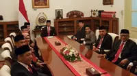 Presiden Jokowi bersama dengan Pimpinan KPK yang baru dan Dewan Pengawas KPK menggelar pertemuan, Jumat (20/12/2019). (Liputan6.com/ Lizsa Egeham)