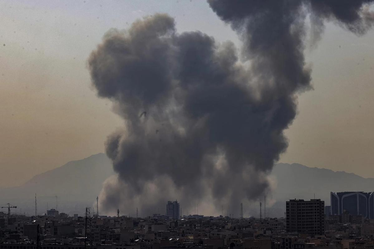 FOTO: Asap Hitam Membubung Usai Serangan Israel di Teheran Iran