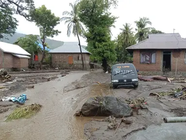 Sebuah kendaraan rusak terendam air banjir setelah banjir bandang di Ile Ape, di Pulau Lembata, provinsi Nusa Tenggara Timur, Minggu (4/5/2021).  NTT diterjang banjir bandang dan tanah longsor pada Minggu dini hari, 4 April 2021, sekitar pukul 01.00 WITA. (AP Photo/Ricko Wawo)