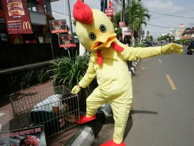Pemerhati satwa dari Animal Friends Jogja (AFJ) beraksi di depan McDonald's Yogyakarta pada Hari Hewan Ternak Sedunia, Yogya, Minggu (2/10). (Liputan6.com/Boy Harjanto)