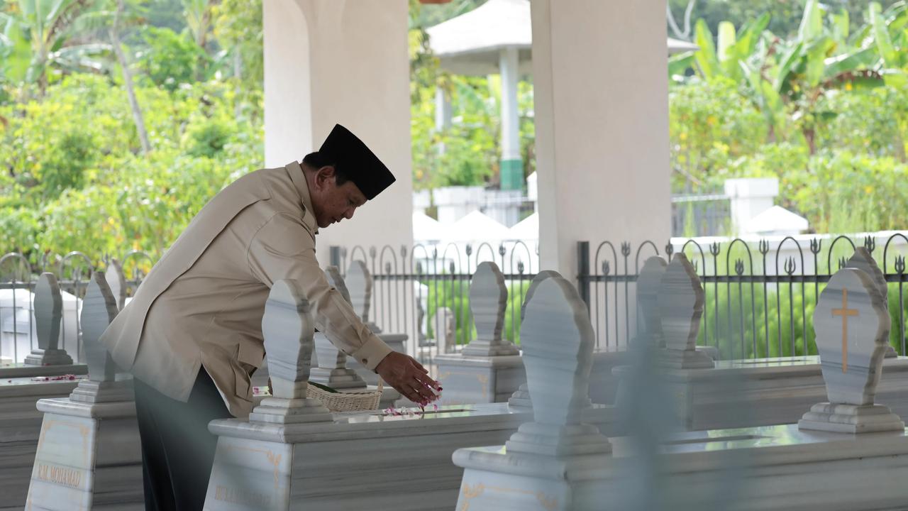 Momen Prabowo Ziarah ke Makam Kakeknya Margono Djojohadikusumo di BanyumasMomen Prabowo Ziarah ke Makam Kakeknya Margono Djojohadikusumo di Banyumas