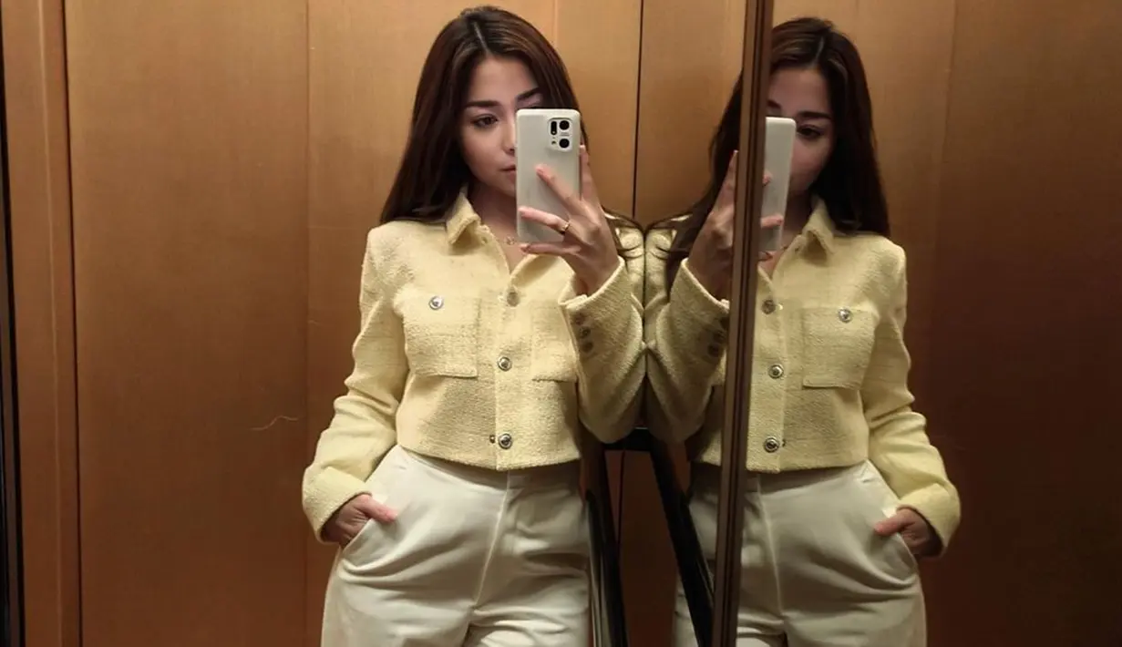 Kali ini Nikita Willy santai mengenakan baju kuning yang dipadukan dengan kulot krem. Meski simpel, OOTD wanita 28 tahun tersebut tampak kece. Parasnya yang imut membuat Nikita tak terlihat seperti ibu satu anak. (Liputan6.com/IG/@nikitawillyofficial94)