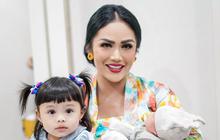 Digendong Gemmi KD dan Genda Ashanty, 7 Potret Baby Azura Anak Kedua Aurel dan Atta Halilintar yang Wajahnya Akhirnya Terungkap
