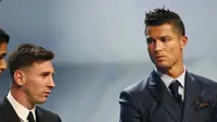 Bintang Barcelona Lionel Messi dan Cristiano Ronaldo saat pemberian penghargaan Pemain Terbaik Eropa (Reuters)