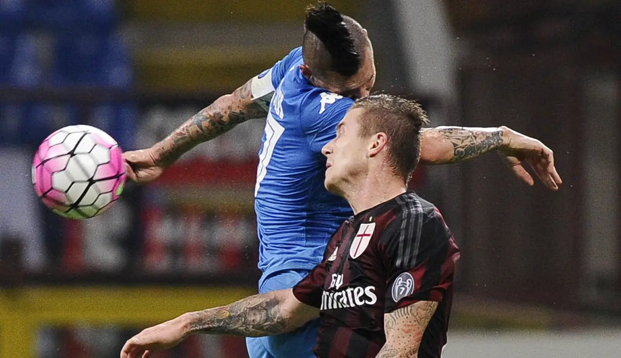Pemain AC Milan Juraj Kucka duel udara dengan pemain Napoli Marek Hamsik  dalam lanjutan Liga Seri A di San Siro Stadium, Milan, Senin (05/10/2015). Milah kalah 0-4 dari Napoli. (REUTERS/Giorgio Perottino)