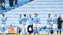 Para pemain Manchester City memberikan aplaus kepada Sergio Aguero pada laga perpisahan di Stadion Etihad, Minggu (24/5/2021). City menang dengan skor 5-0. (Peter Powell/Pool/AFP)