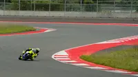 Momen legenda MotoGP Valentino Rossi saat mengaspal di Sirkuit Pertamina Mandalika, Lombok. (Pertamina Lubricants)
