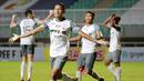 Pemain Persis Solo, Rivaldi Bawuo merayakan gol ke gawang Rans Cilegon FC yang akhirnya dianulir wasit dalam laga Babak 8 Besar Liga 2 2021/2022 di Stadion Pakansari, Bogor, Rabu (15/12/2021). (Bola.com/M Iqbal Ichsan)