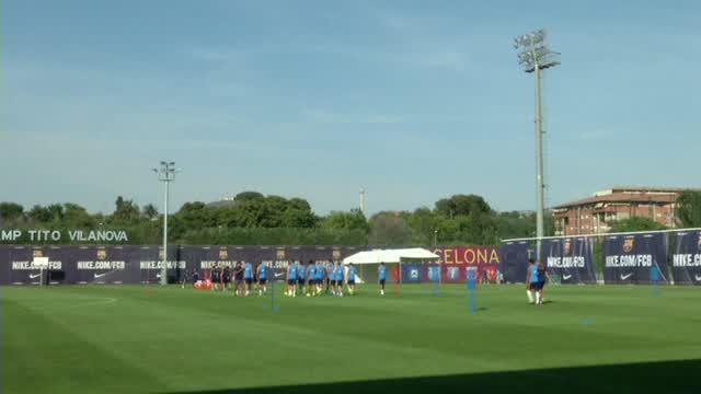 Momen eksklusif Arda Turan akrab bersama pemain di ruang ganti tim Barcelona.