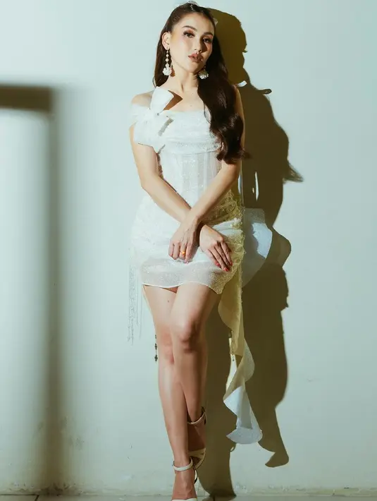 Belum lama ini, Ayu Ting Ting tampil dalam balutan mini dress model korset warna putih dengan aksen pita di bagian salah satu lengannya. [@ayutingting92]