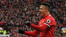 Kebahagian fans Setan Merah semakin lengkap setelah Alexis Sanchez menambah keunggulan menit ke-20’ saat melawan Swansea City pada lanjutan Premier League di Old Trafford, Manchester, (31/3/2018). MU menang dengan skor 2-0. (AFP/Lindsey Parnaby)