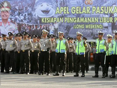 Polda Metro Jaya gelar apel kesiapan dan pengamanan di jelang libur panjang pada 5-8 Mei, Jakarta, Rabu (4/5/2016). Rencananya, sebanyak 6 ribu personel keamanan akan disiapkan untuk pengamanan. (Liputan6.com/Yoppy Renato)