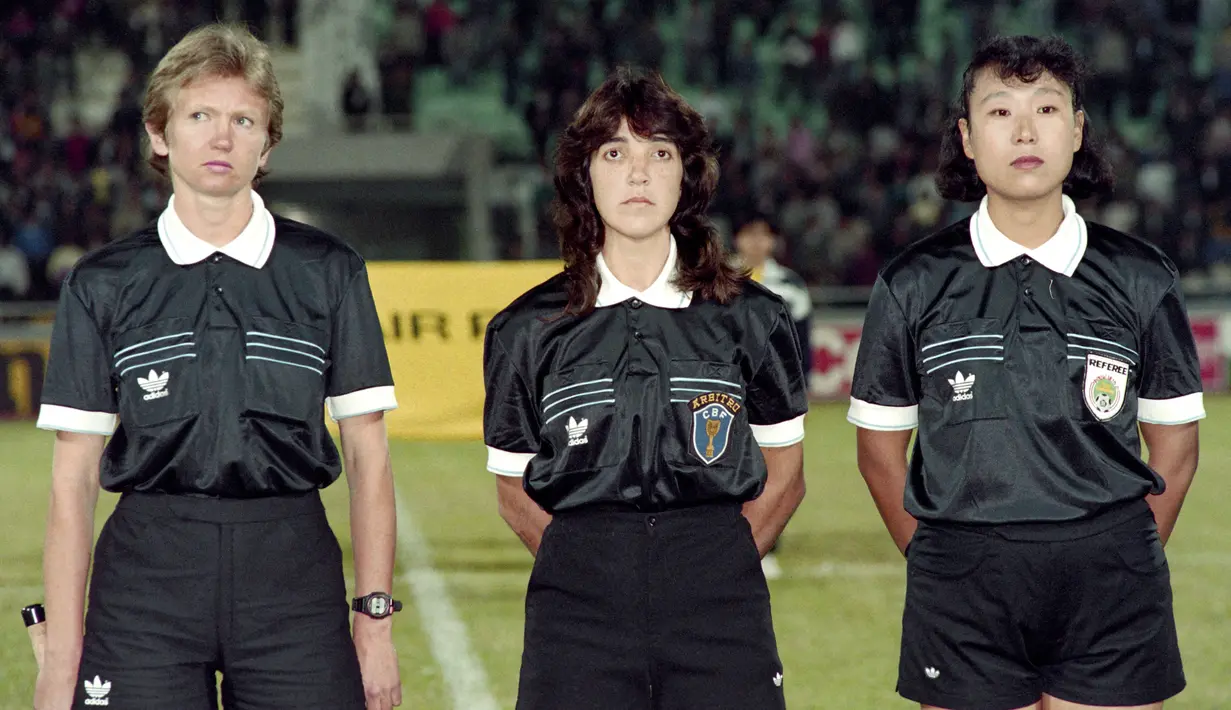 Dari kiri, Linda Black (hakim garis), Claudia de Vasconcelos (wasit) dan Zuo Xiudi (Cina) adalah trio wanita perangkat pertandingan pertama saat memimpin partai perebutan tempat ketiga Piala Dunia Wanita pertama di Cina antara Swedia dan Jerman pada 29 November 1991. (AFP/Tommy Cheng)