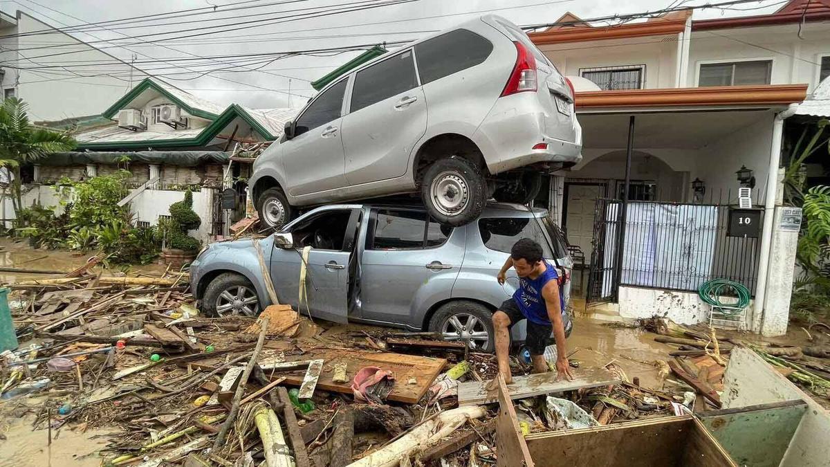 FOTO: Terjangan Topan Kalmaegi, Mobil-Mobil di Cebu Bertumpuk Seperti Mainan