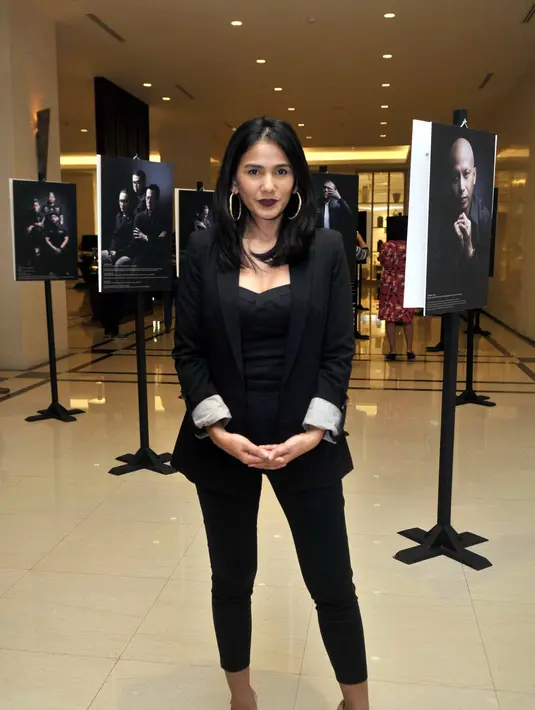 Saat sedang menunggu angkot, tiba-tiba ada seorang lelaki melakukan kekerasan fisik terhadapnya. Kejadian ditempat umum itu membuatnya kaget. Apalagi tanpa mengetahui duduk persoalannya. (Nurwahyunan/Bintang.com)