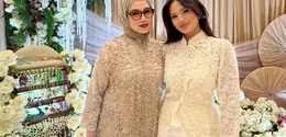 Sosok yang selalu mencuri perhatian, yakni sang ibu Reza Artamevia dan sang kakak Zahwa Massaid, tampil kompak dalam balutan kebaya bernuansa lembut yang elegan. [@rezaartameviaofficial].