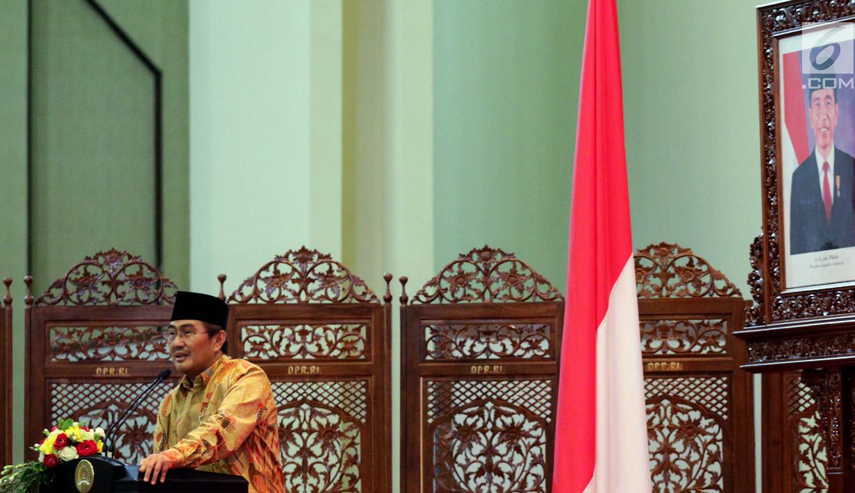 Ketua DKPP Jimly Asshiddiqie memberikan sambutan pada pembukaan Konferensi Etika Kehidupan Berbangsa di Jakarta, Rabu (31/5). Acara ini merupakan rangkaian peringatan Pekan Pancasila menyambut hari lahir Pancasila pada 1 Juni. (Liputan6.com/JohanTallo)