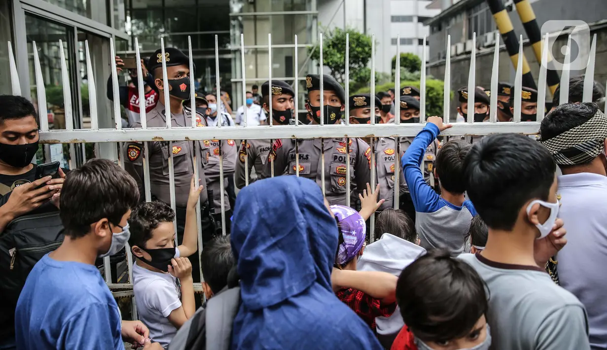 Petugas kepolisian berjaga saat demo para pencari suaka di depan kantor UNHCR, Jakarta, Selasa (18/8/2020). Dalam aksinya mereka meminta pertanggung jawaban dari UNHCR karena hingga saat ini banyak para pencari suaka tidak mendapatkan kejelasan akan nasibnya di Indonesia. (Liputan6.com/Faizal Fanani