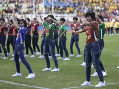 Para polwan cantik memamerkan jersey resmi tim Bhayangkara Surabaya United dalam acara launching jelang Trofeo Kapolda Jatim di Stadion Gelora Deltras, Sidoarjo, Minggu (24/4/2015). (Bola.com/Zulfirdaus Harahap)