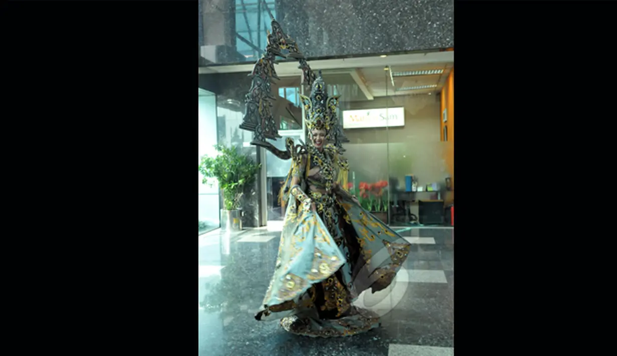 Kostum Nasional "Chronicle of Borobudur" yang dikenakan Elvira adalah karya Desainer Dynand Fariz, Jakarta, Senin (2/2/2015). (Liputan6.com/Panji Diksana)