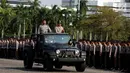 Kapolri Jendral Tito Karnavian memeriksa barisan upacara saat apel pasukan operasi Ramadniya 2017 di lapangan silang Monas, Jakarta, Senin (19/6). Operasi Ramadniya dilakukan dalam rangka pengamanan Hari Raya Idul Fitri 2017. (Liputan6.com/Johan Tallo)