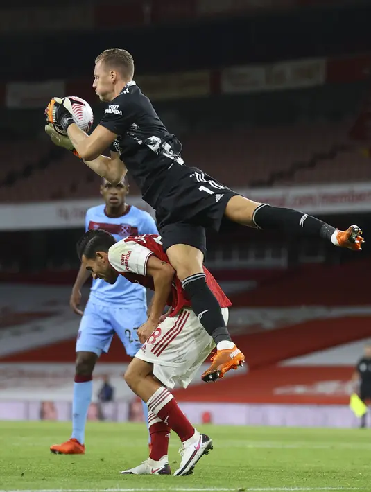 Kiper Arsenal, Bernd Leno menangkap bola saat bertanding melawan West Ham pada pertandingan lanjutan Liga Inggris di Stadion Emirates di London, Inggris, Sabtu (19/9/2020). Arsenal menang tipis 2-1 atas West Ham. (Julian Finney/Pool via AP)